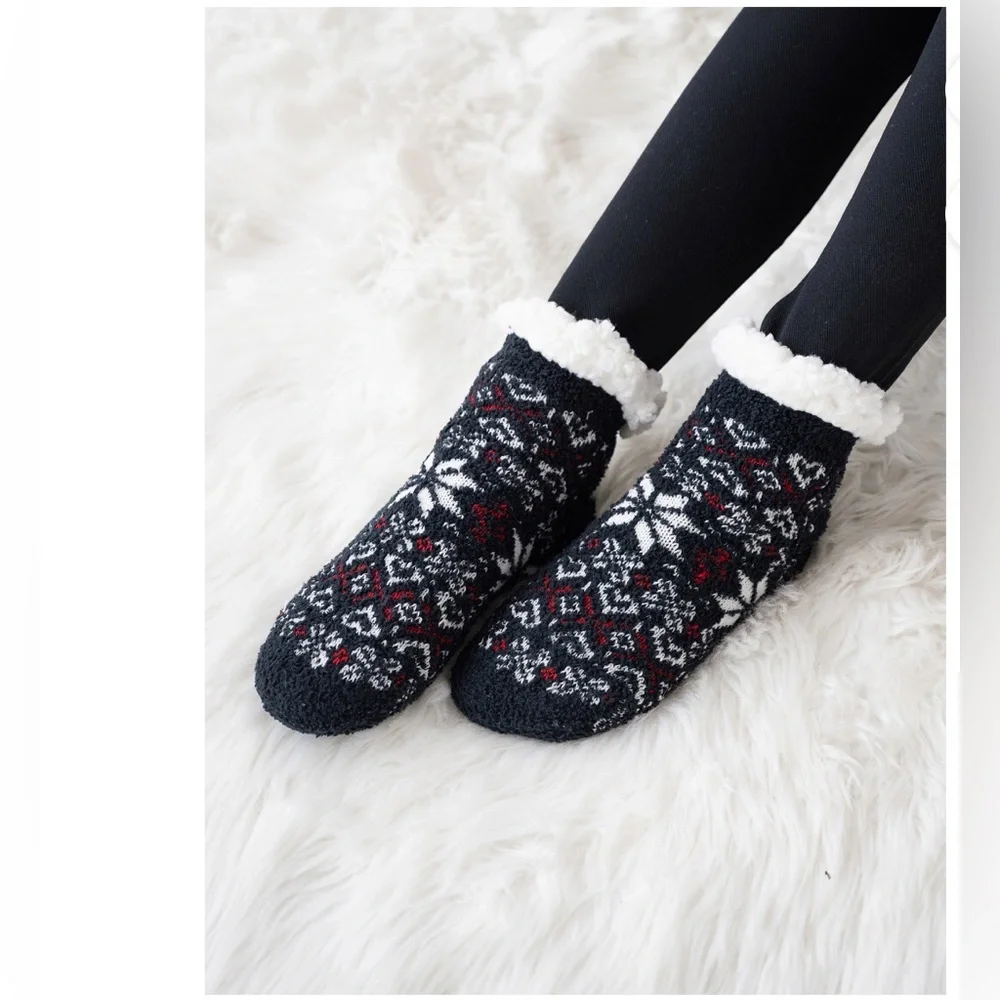MUK LUKS 2pairs warm & cozy faux fur cream & gray‎ Ankle Height Cable knit socks